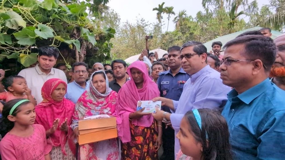 ধানের শীষে ভোট দিয়ে বিষপান ! সেই গোলাপীর বাড়িতে ঈদ উপহার নিয়ে প্রতিমন্ত্রী