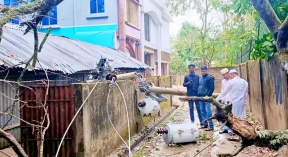 কমলগঞ্জে কালবৈশাখী ঝড়ে ট্রান্সফরমার এবং বিদ্যুৎ লাইনে ক্ষতিগ্রস্ত