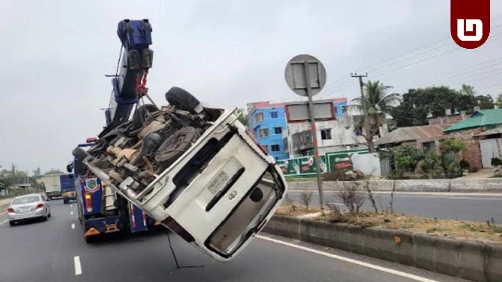 বগুড়ায় চলন্ত মাইক্রোবাসে বিস্ফোরণ, দগ্ধ হয়ে নিহত ৩
