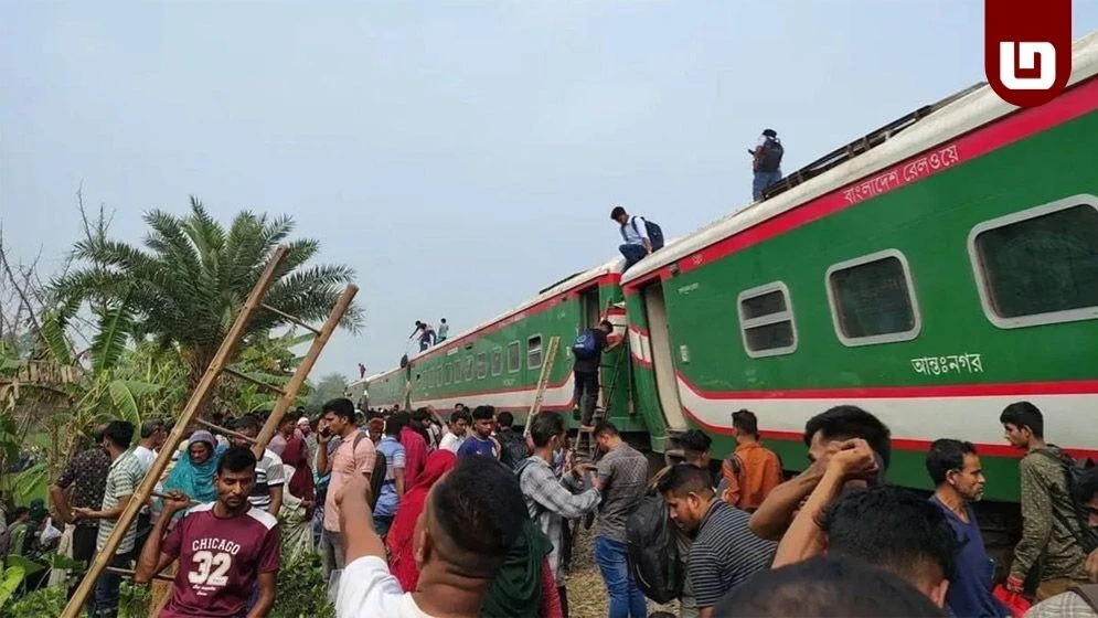 সান্তাহারে ট্রেন লাইনচ্যুত, ঢাকার সঙ্গে উত্তরবঙ্গের রেল যোগাযোগ বন্ধ