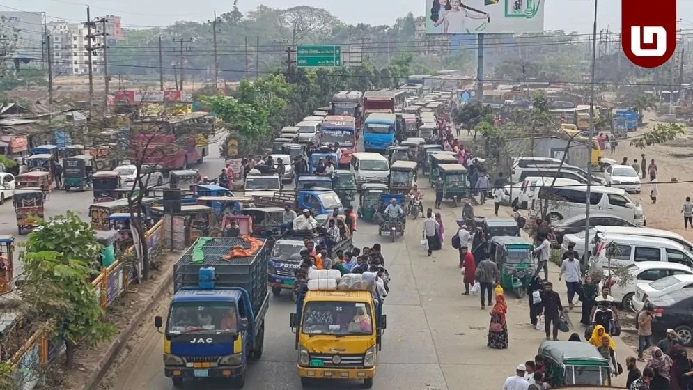 ভোর থেকেই মাঠে পুলিশ-স্বেচ্ছাসেবক, যানজটের ভোগান্তি নেই, তবে ভাড়া বেশি