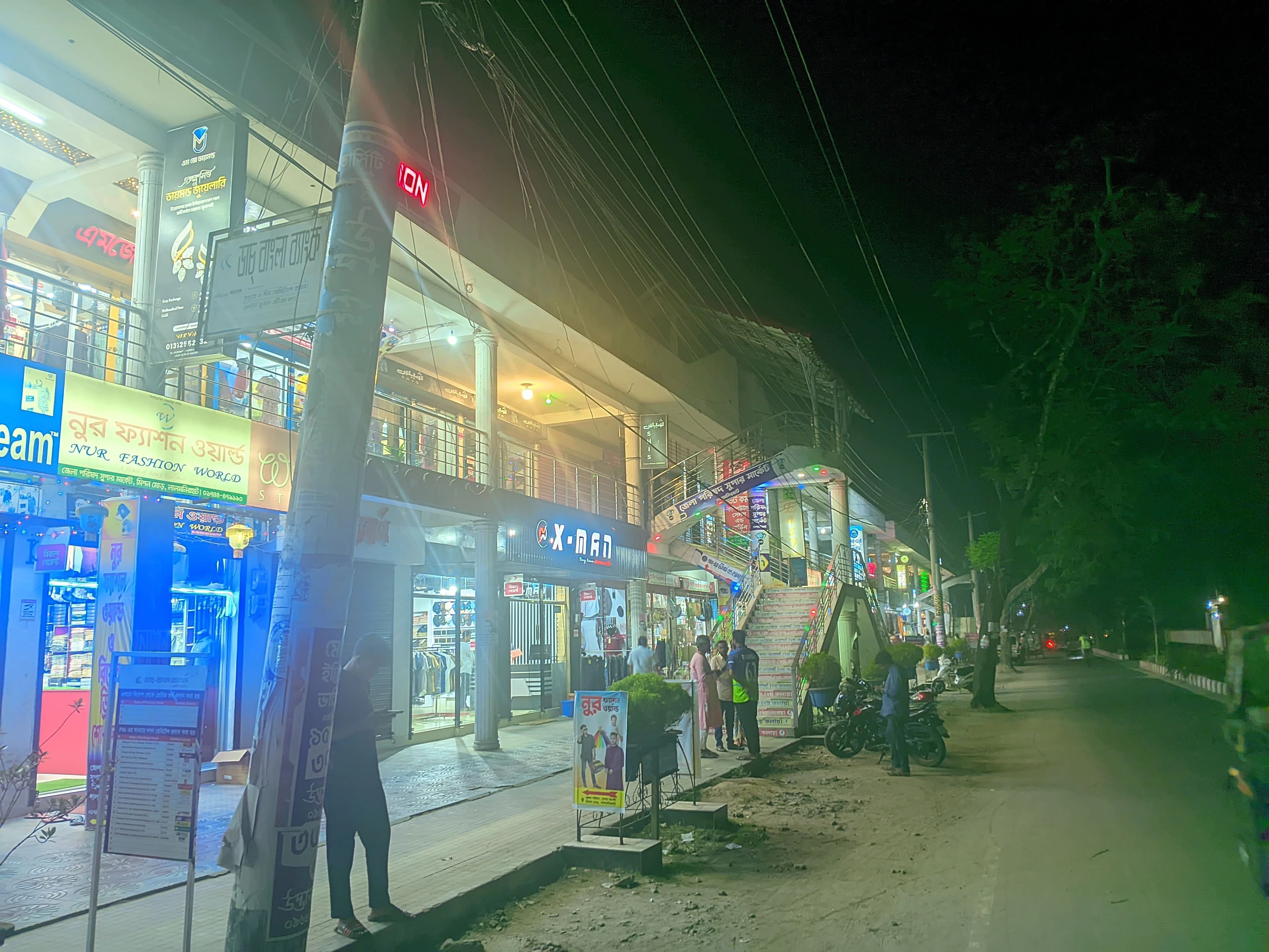 লালমনিরহাটে সরকারের নির্দেশনা অমান্য—সন্ধ্যার পরও দেদারসে খোলা দোকান, নীরব প্রশাসন