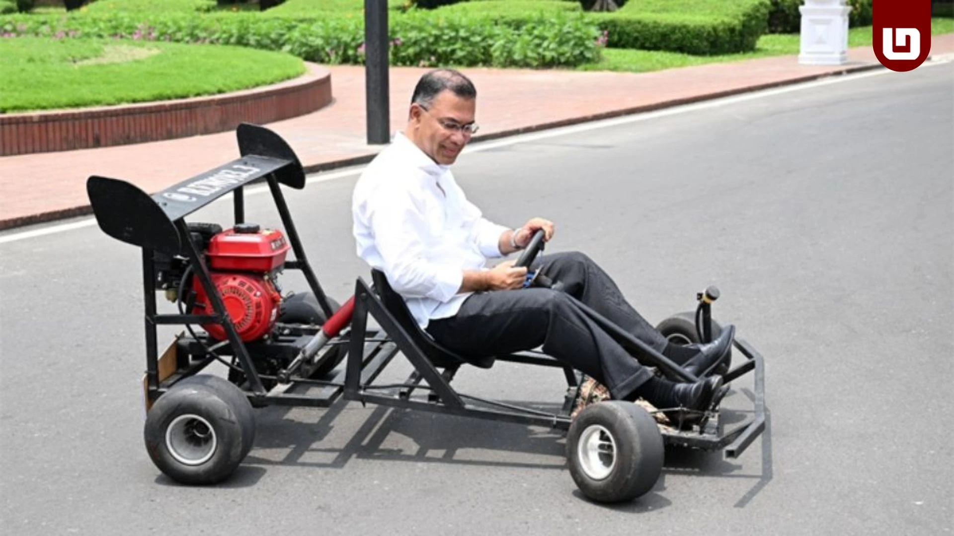 তরুণ উদ্ভাবকের গো-কার্ট চালিয়ে উৎসাহ দিলেন প্রধানমন্ত্রী তারেক রহমান