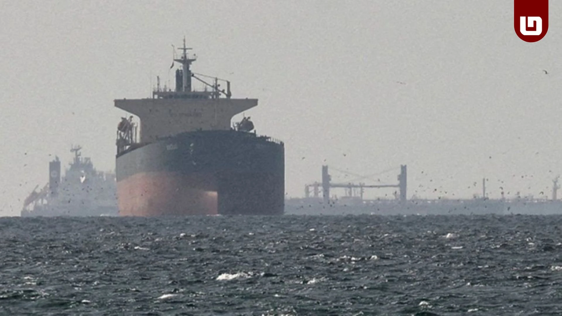 হরমুজ প্রণালিতে আটকা হাজারো নাবিক: মৃত্যুভয় আর অনিশ্চয়তায় কাটছে দিন