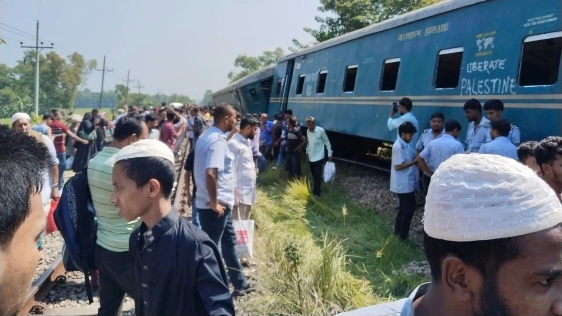 নাওটি স্টেশন আউটারে কর্ণফুলী কমিউটার ট্রেনের ইঞ্জিনসহ ৫টি বগি লাইনচ্যুত