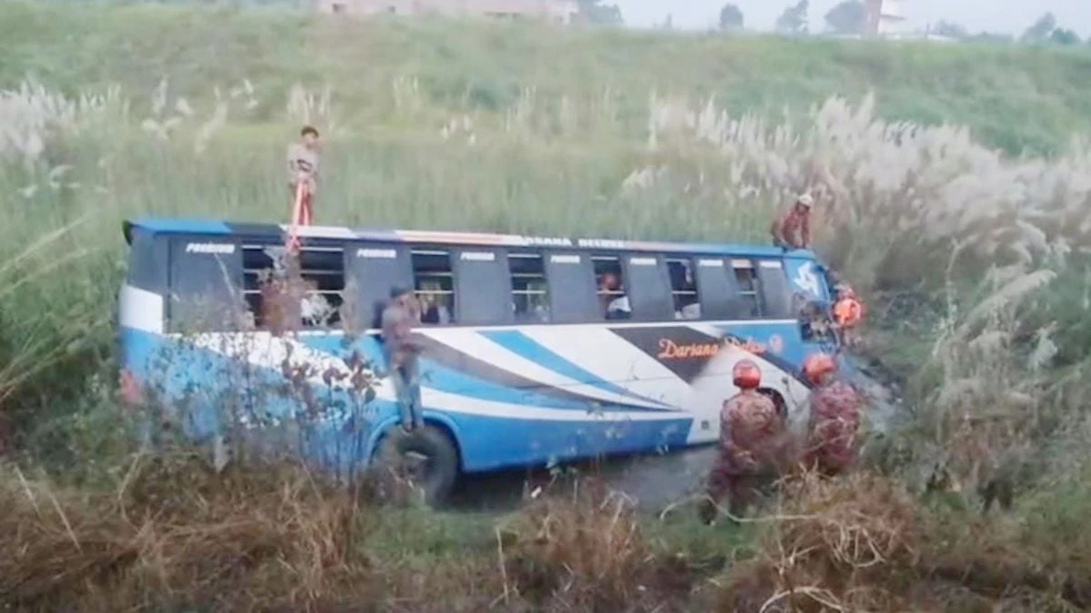 কাভার্ড ভ্যানকে ওভারটেকের চেষ্টা, এরপরই খাদে বাস